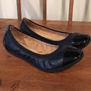 Women’s black flats